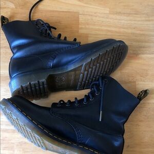 Women’s VTG Y2k Dr. Martens the original Jade black  Leather Boots